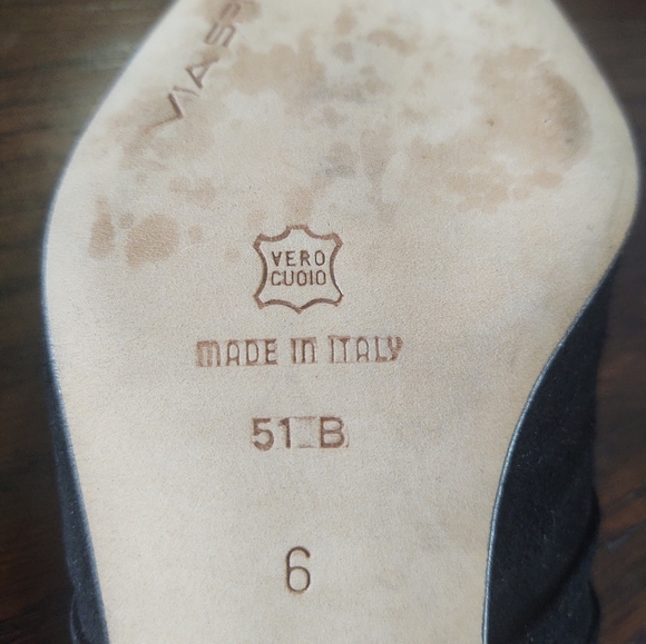 Size 6 Black Suede kitten heel shoe - Picture 2 of 7